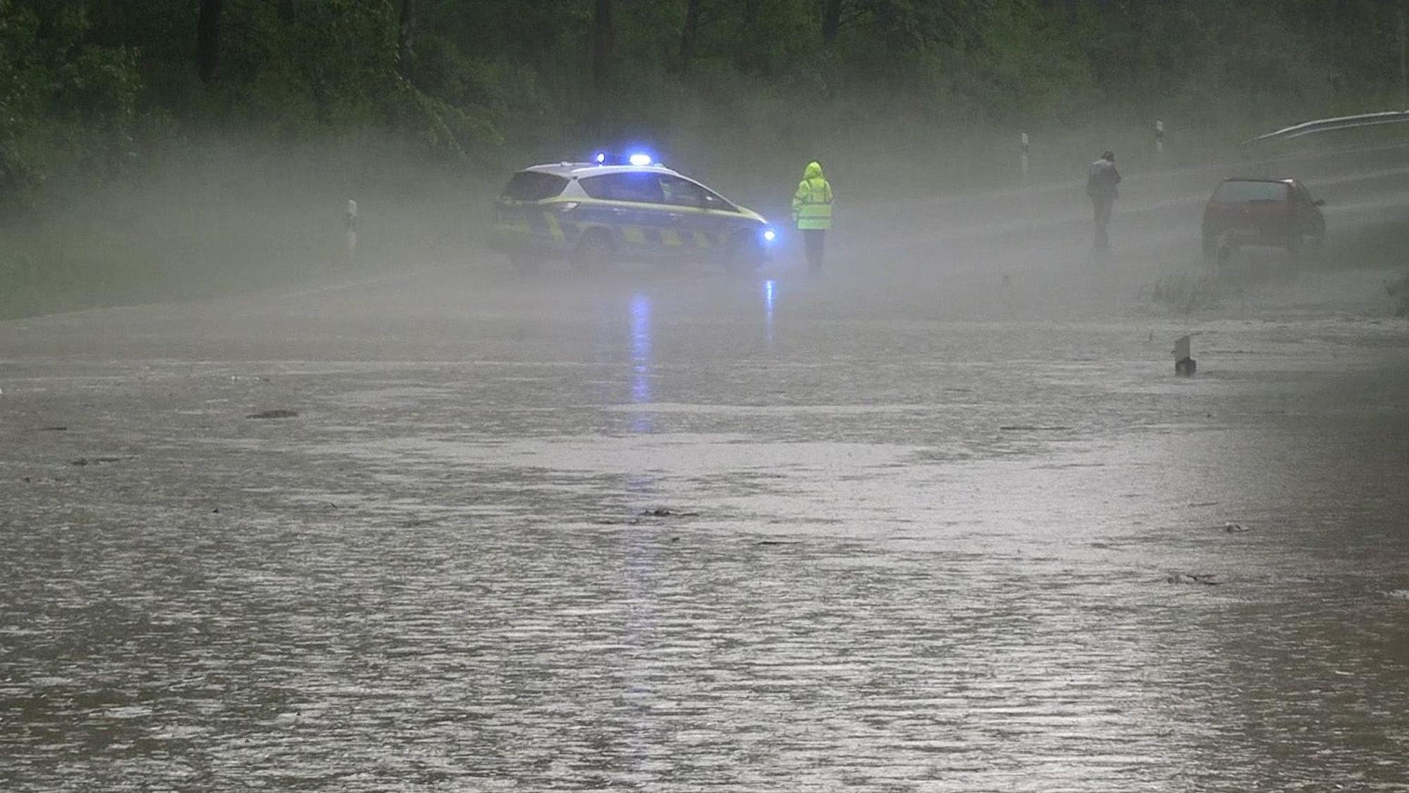 In Hamm sorgten starke Regenfälle für zahlreiche Einsätze. Unser Symbolbild zeigt eine überflutete Straße bei Detmold im Mai.