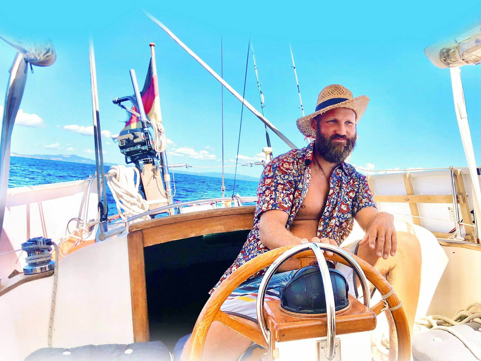 Florian Hornig sitzt auf einem Boot.