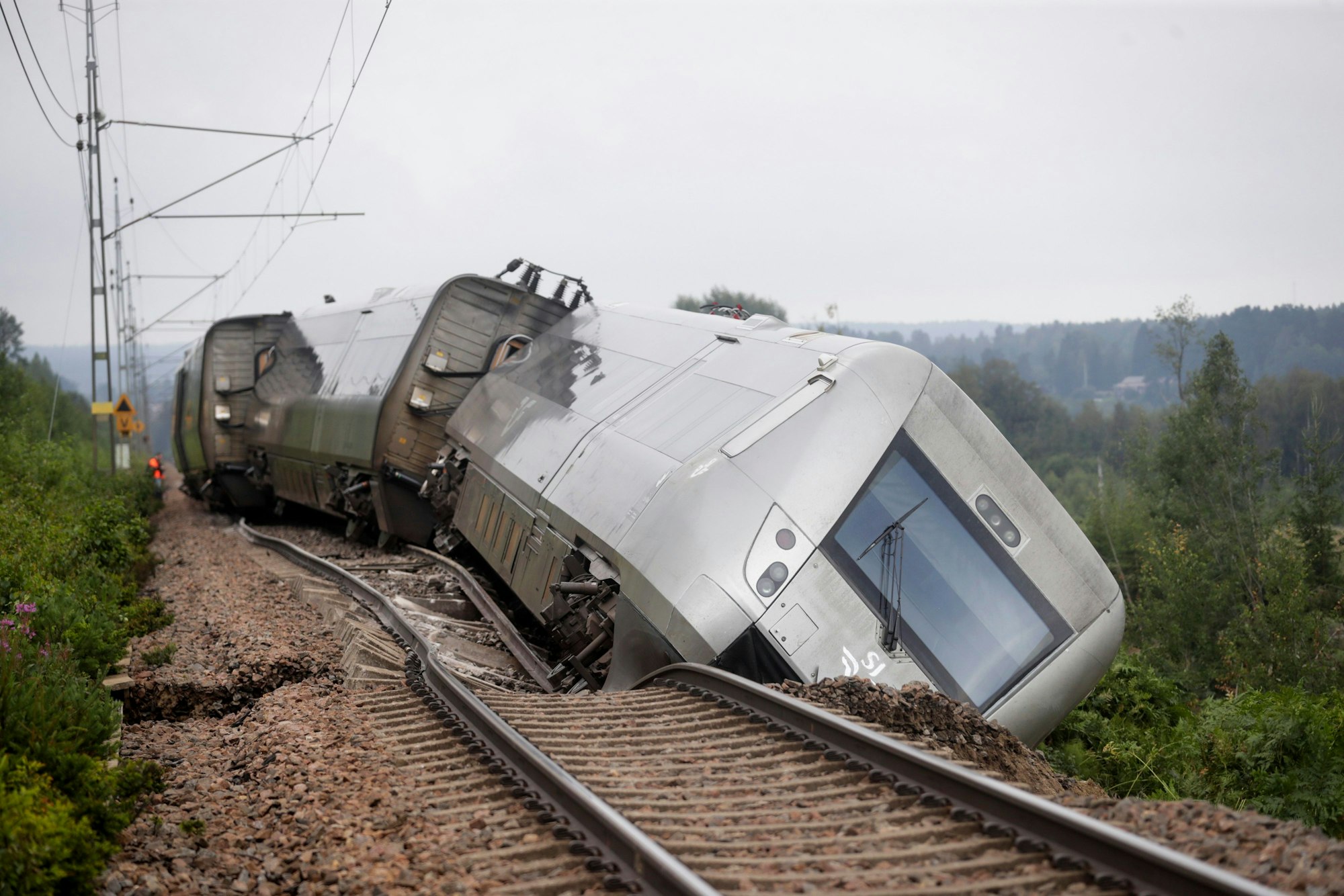 07.08.2023, Schweden, Hudiksvall: Ein entgleister Personenzug mit 120 Fahrgästen liegt neben den Schienen. In der Nähe von Hudiksvall rund 300 Kilometer nördlich von Stockholm entgleisten zwei Waggons eines Passagierzuges.