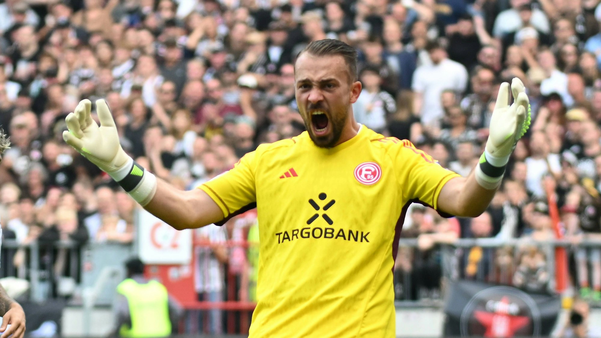 Fortuna Düsseldorfs Keeper Florian Kastenmeier jubelt im Spiel beim FC St. Pauli.
