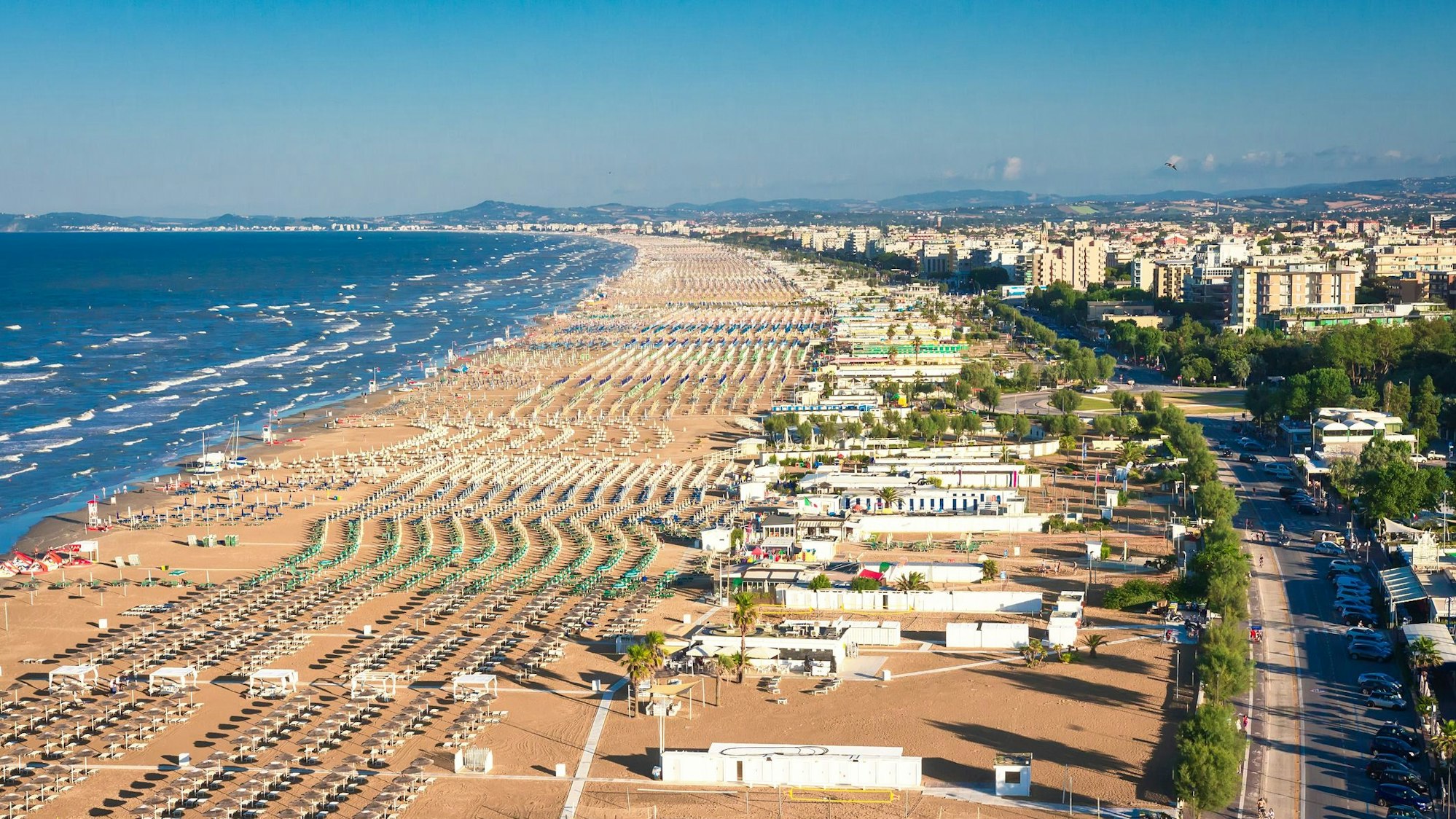 Das Bild zeigt den Strand von Rimini von oben fotografiert.