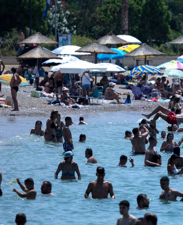 Menschen genießen das Meer im Vorort Glyfada in Athen. (Symbolfoto)