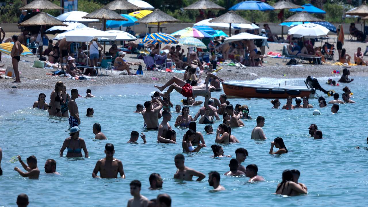 Menschen genießen das Meer im Vorort Glyfada in Athen. (Symbolfoto)