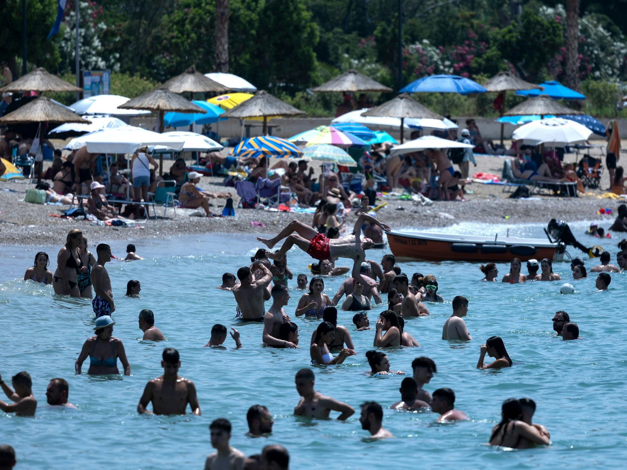 Menschen genießen das Meer im Vorort Glyfada in Athen. (Symbolfoto)