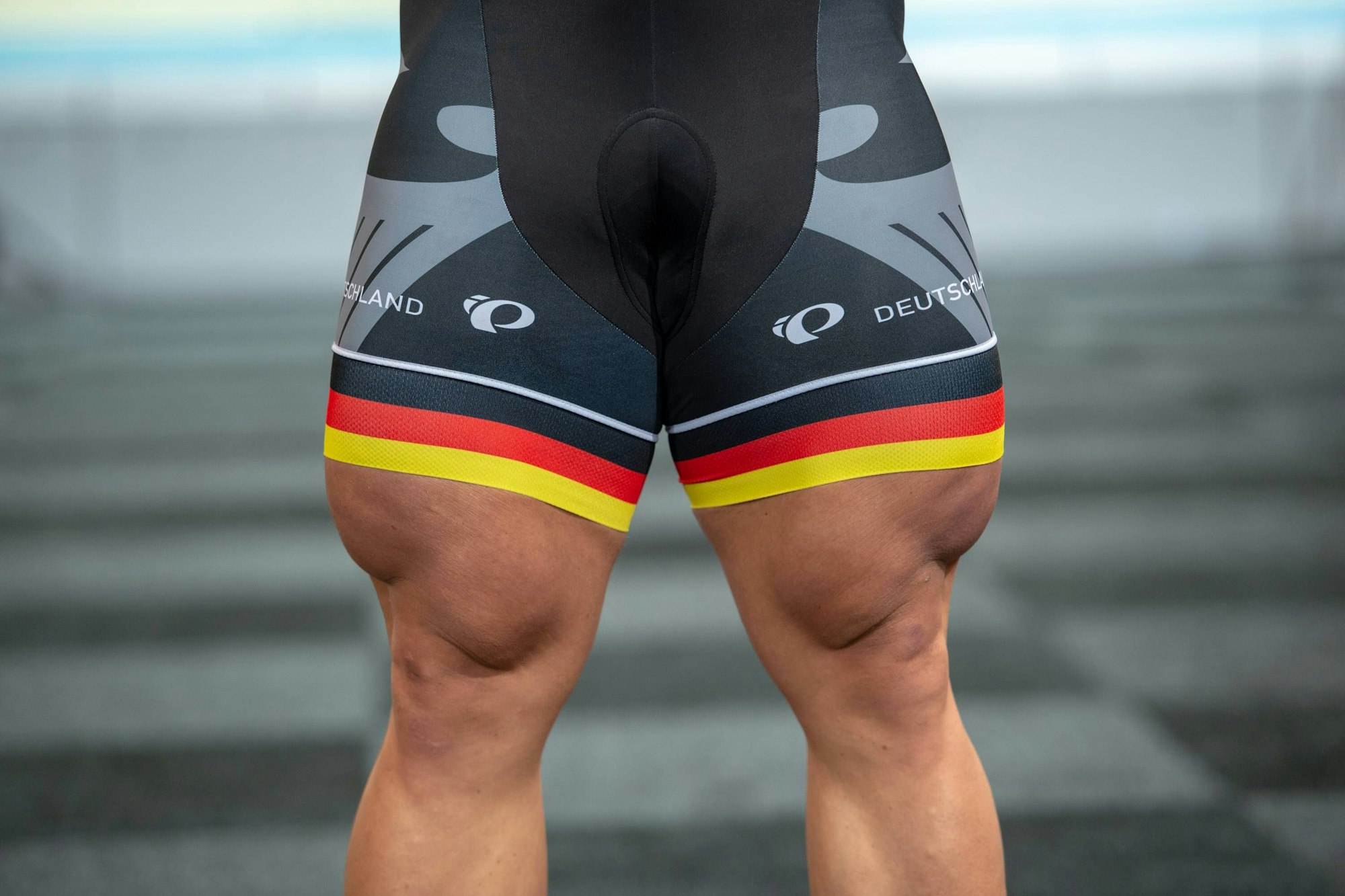 Robert Förstemann zeigt seine muskulösen Beine.