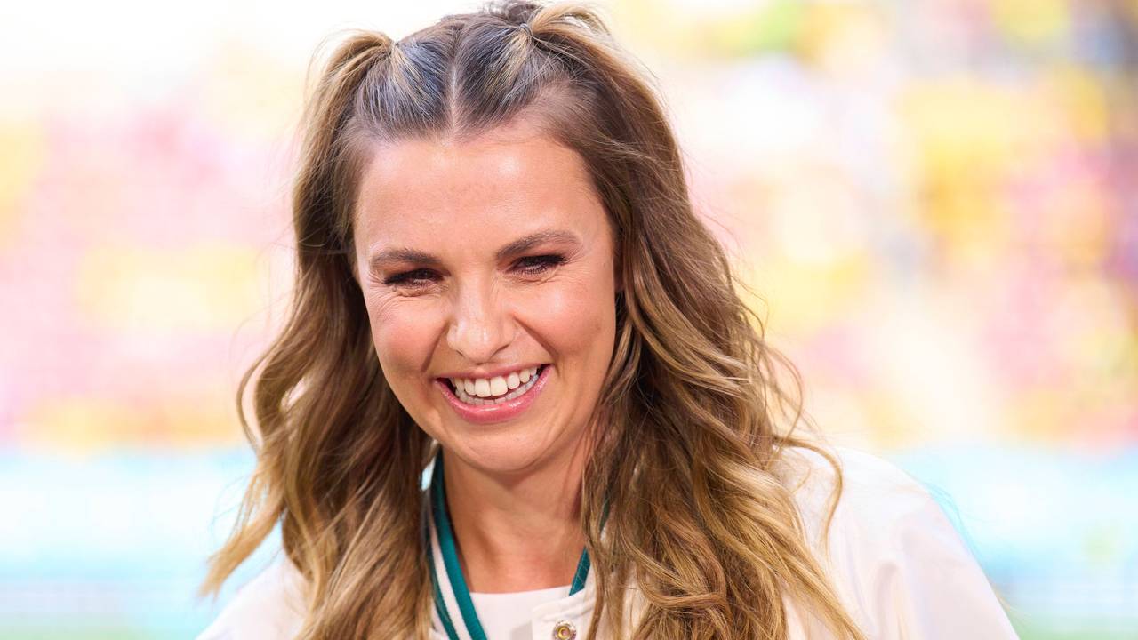 Laura Wontorra lacht am Spielfeldrand.
