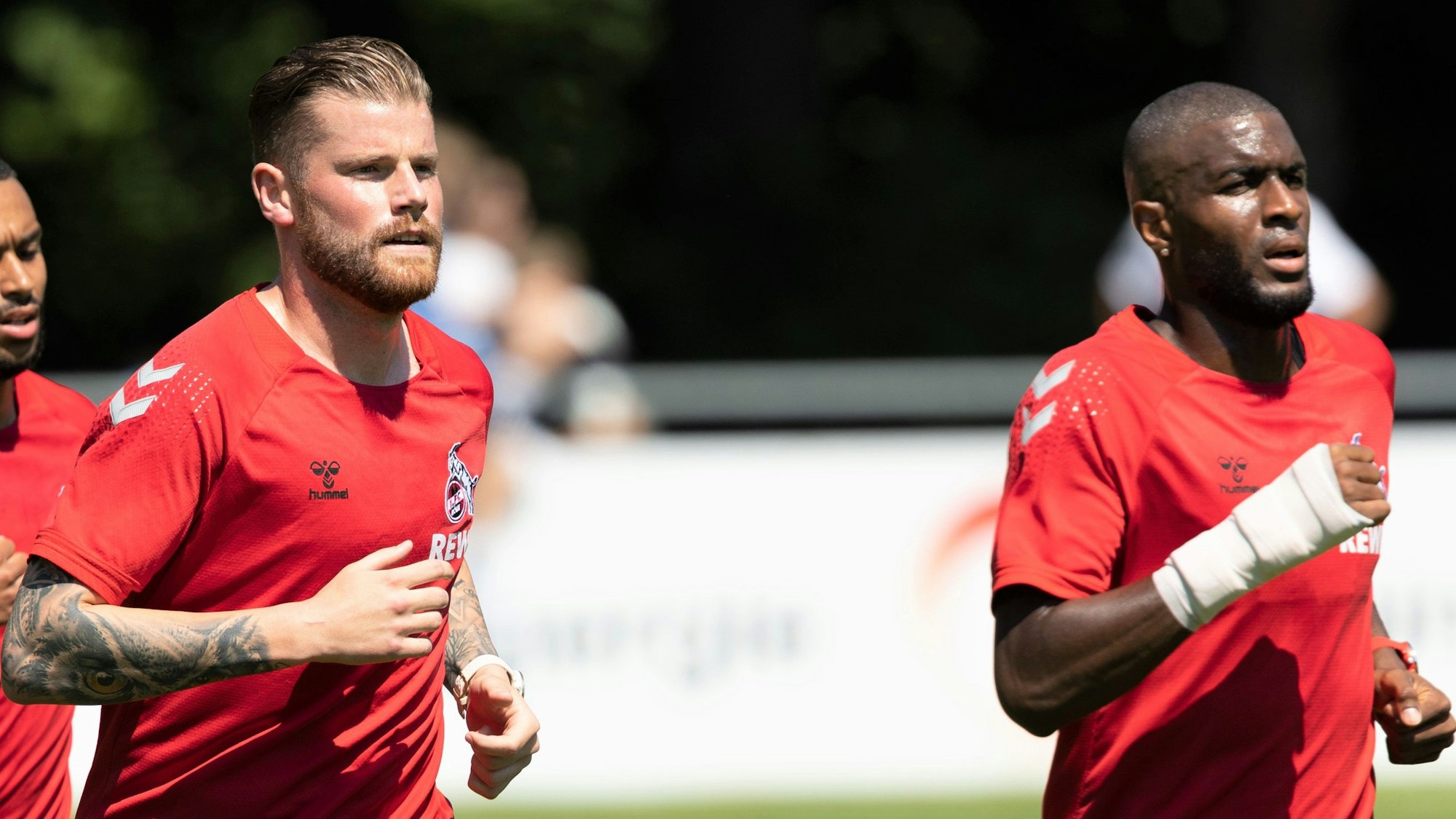 Timo Horn und Anthony Modeste laufen sich beim 1. FC Köln im Training warm.