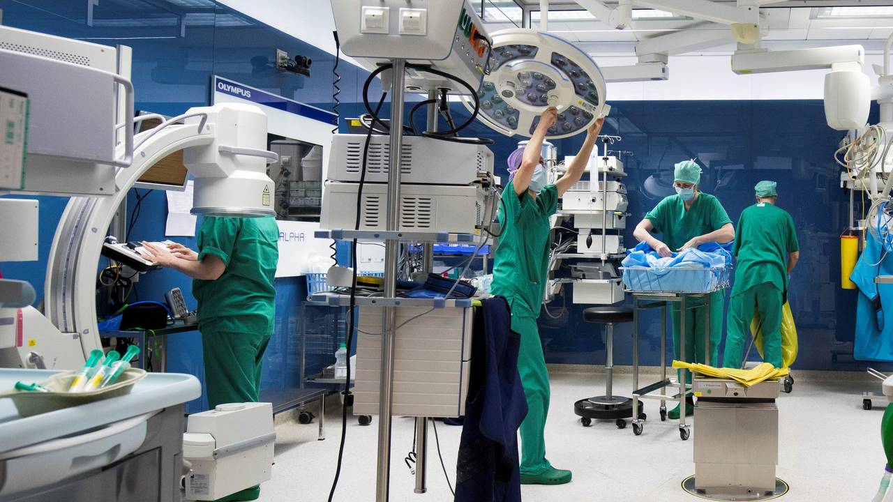 Unser Symbolbild zeigt OP-Personal und ein OP-Reinigungsteam. Sie arbeiten nach einer Operation in einem Operationssaal in einer Klinik im Jahr 2017.