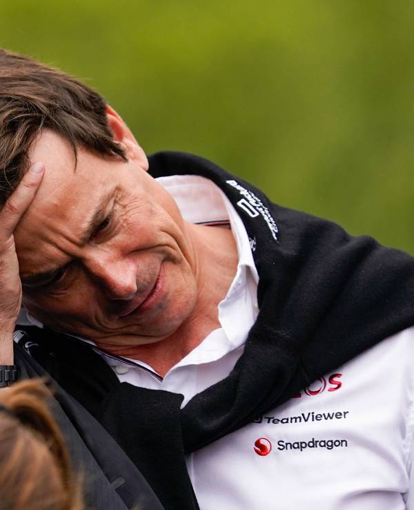Mercedes-Team-Chef Toto Wolff fährt sich beim Großen Preis von Belgien am 28. Juli 2023 durch die Haare.