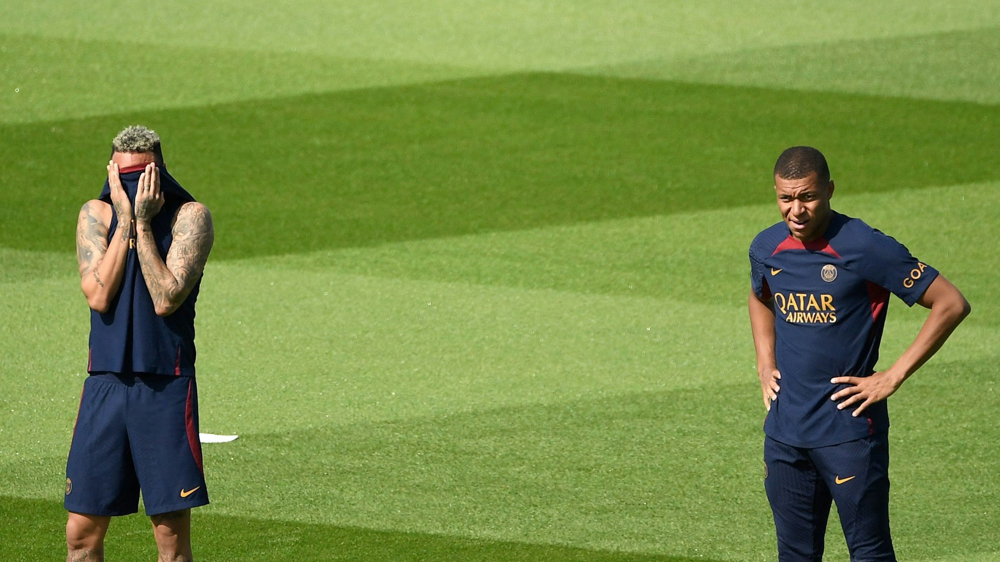 Neymar (l) und Kylian Mbappe stehen im PSG-Trikot auf dem Platz.