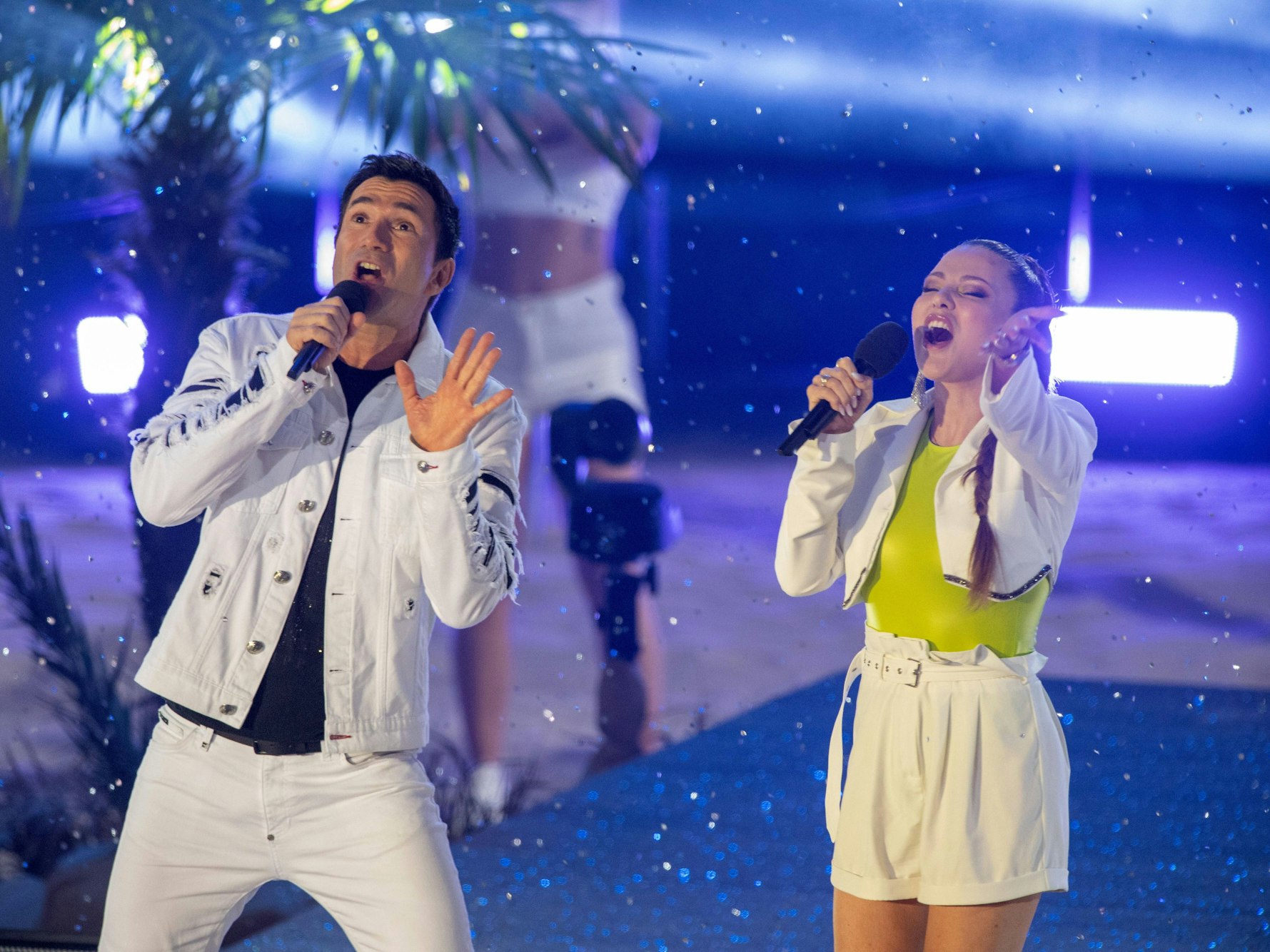 Lucas Cordalis und Joelina Drews singen auf der Bühne.