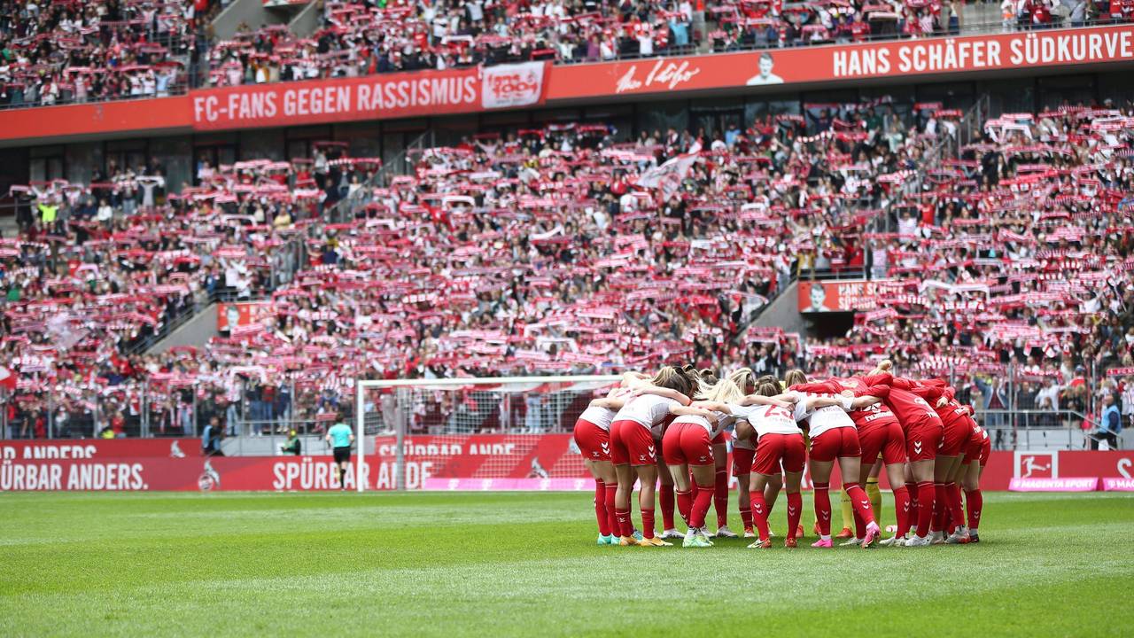Die FC-Frauen bilden beim Rekord-Spiel der Bundesliga gegen Eintracht Frankfurt einen Kreis.