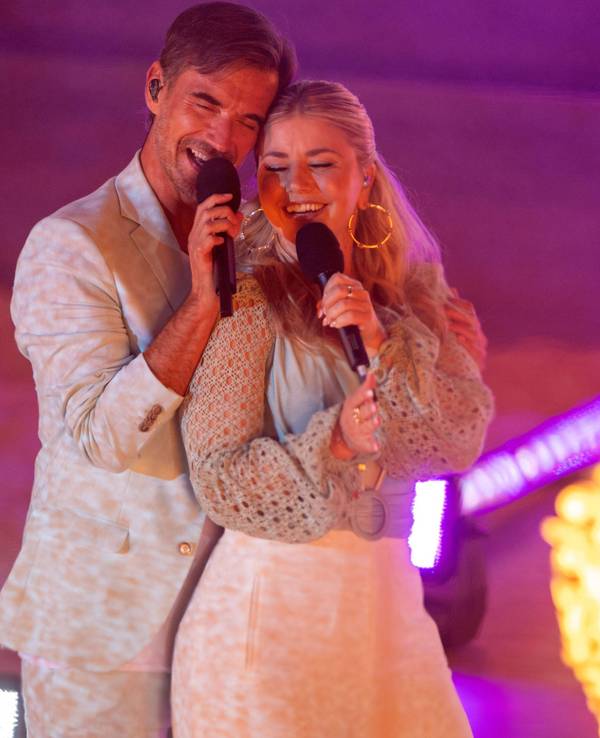 Beatrice Egli und Florian Silbereisen performen gemeinsam auf der Bühne für die große Schlager-Strandparty 2023 in Gelsenkirchen.