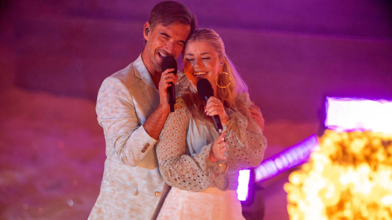 Beatrice Egli und Florian Silbereisen performen gemeinsam auf der Bühne für die große Schlager-Strandparty 2023 in Gelsenkirchen.
