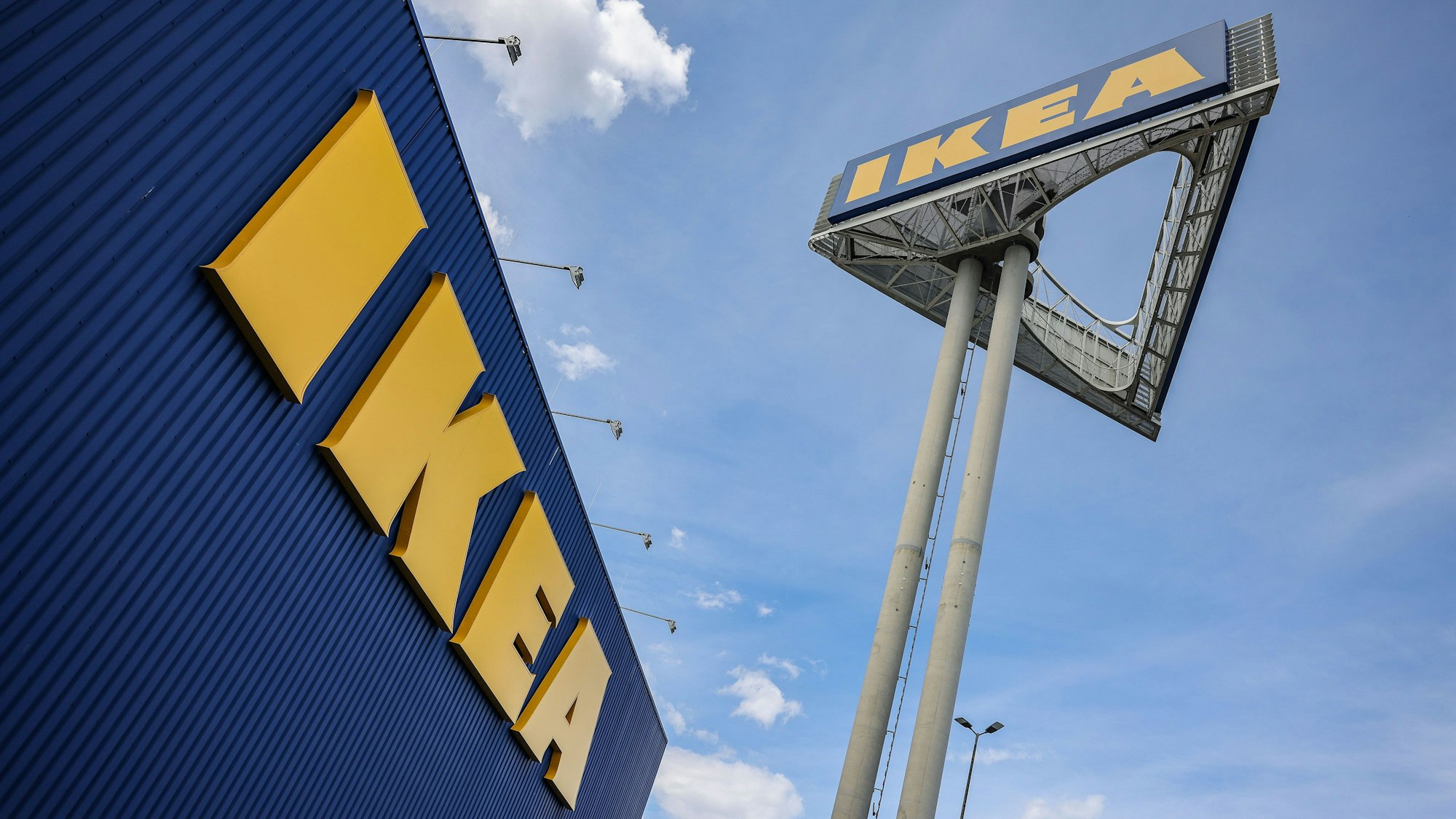 Ein Firmenlogo hängt an der Ikea-Filiale Köln-Godorf.