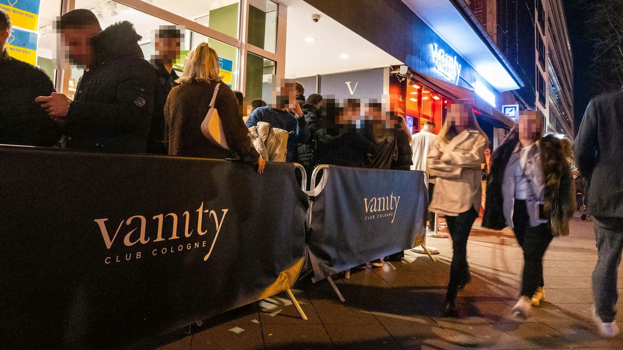 Eine Warteschlange vor dem „Vanity“ auf den Kölner Ringen