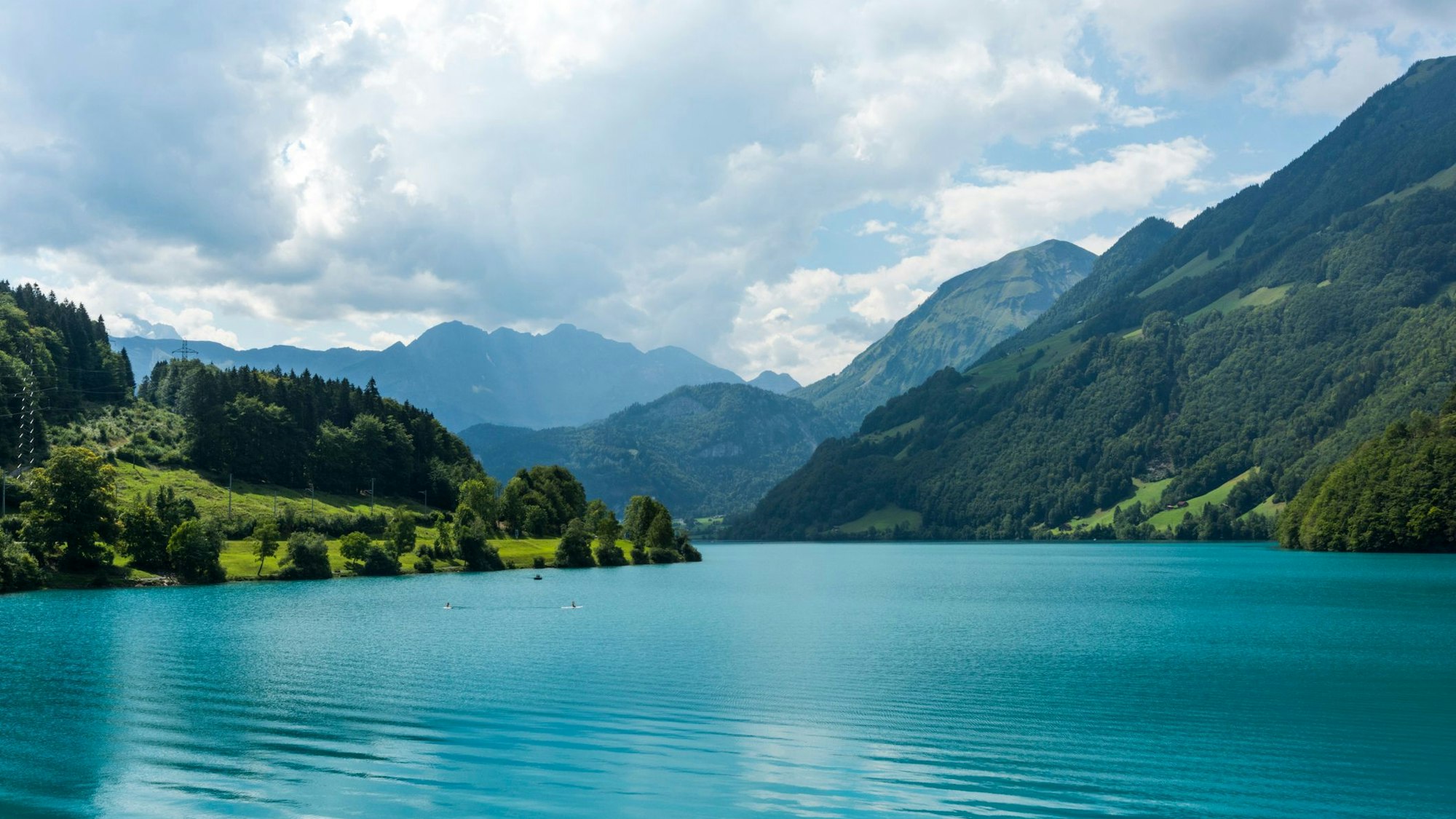 Der Vierwaldstättersee bei Luzern vom Ufer aus fotografiert.
