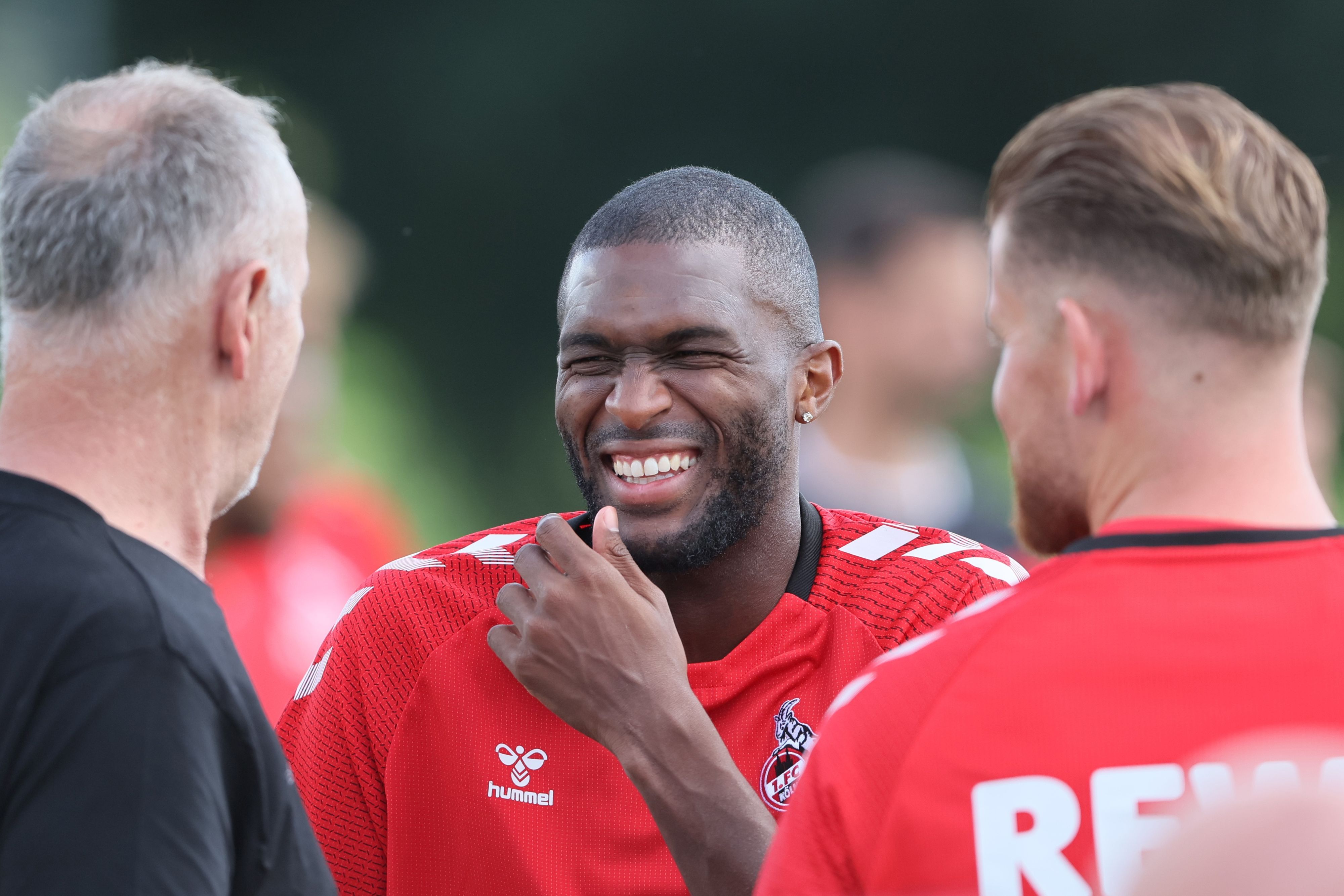 Anthony Modeste lacht beim 1. FC Köln im Training. Rechts neben ihm: Timo Horn.