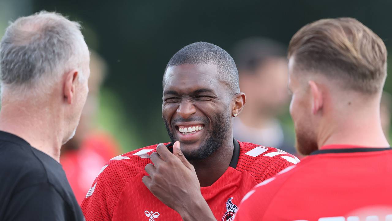 Anthony Modeste lacht beim 1. FC Köln im Training. Rechts neben ihm: Timo Horn.