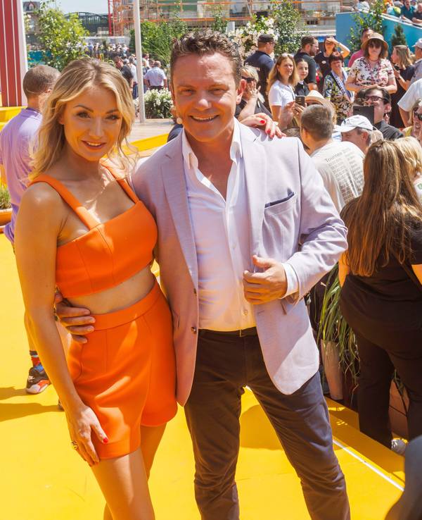 Anna-Carina Woitschack und Stefan Mross stehen nach der Liveübertragung der Show "Immer wieder sonntags" auf der Bühne.