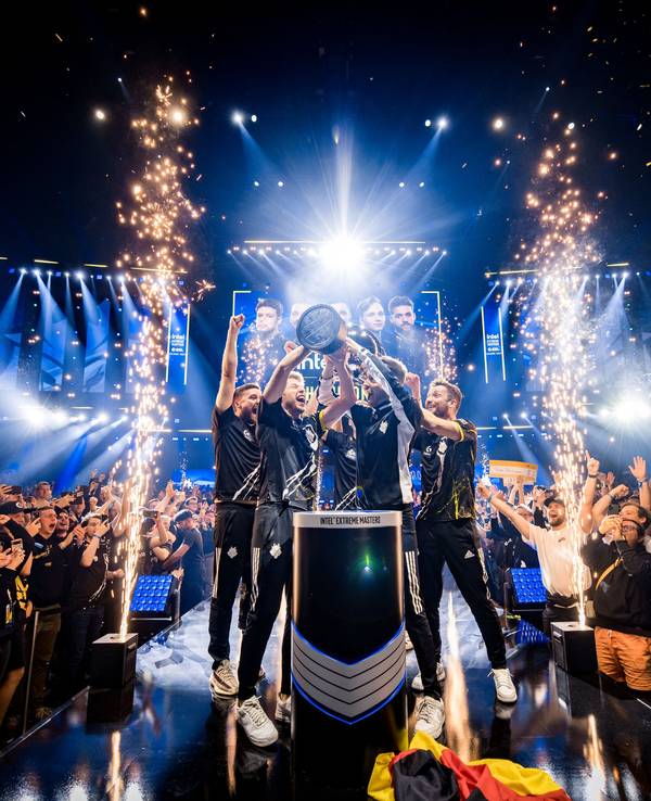 Das Team G2 Esports stemmt den Pokal der IEM Cologne in die Höhe.