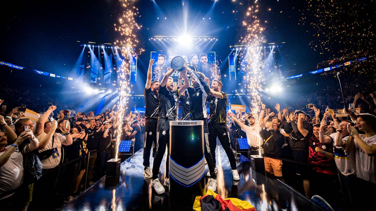 Das Team G2 Esports stemmt den Pokal der IEM Cologne in die Höhe.