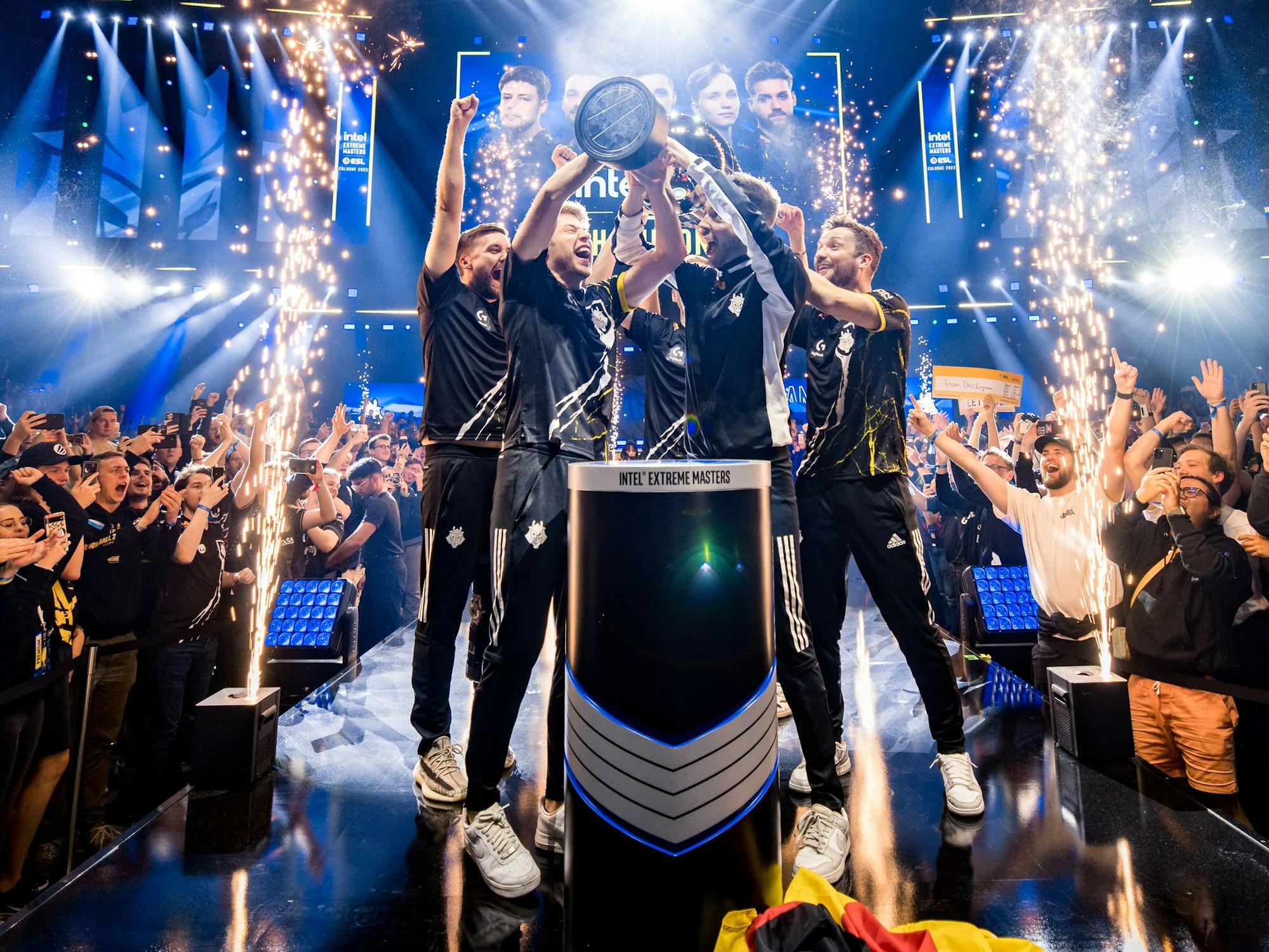 Das Team G2 Esports stemmt den Pokal der IEM Cologne in die Höhe.