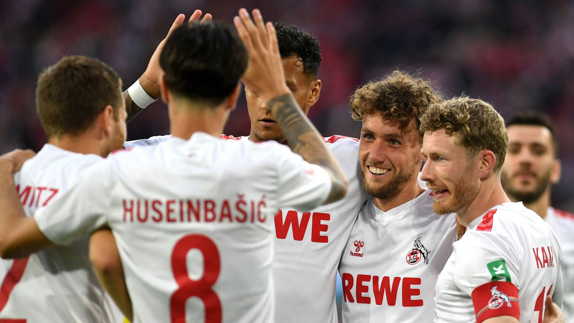 Die FC-Profis jubeln über ein Tor gegen den FC Nantes.