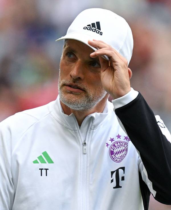 Thomas Tuchel greift sich bei der Saisoneröffnung des FC Bayern mit der linken Hand an seine Kappe.