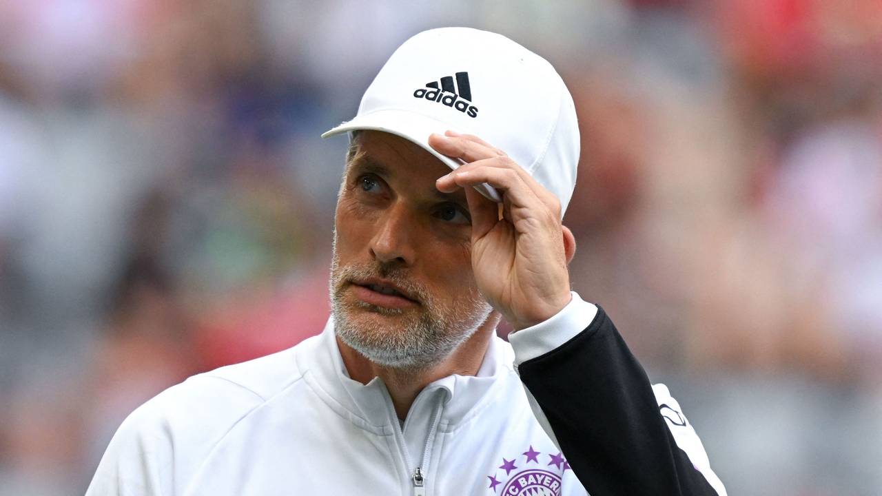 Thomas Tuchel greift sich bei der Saisoneröffnung des FC Bayern mit der linken Hand an seine Kappe.