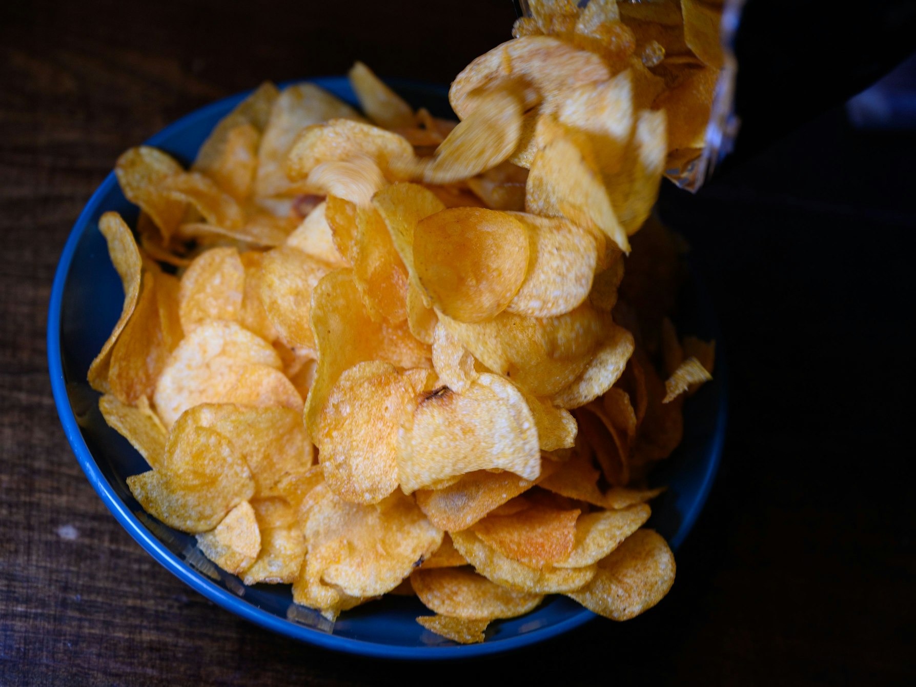 Eine Schüssel mit Kartoffelchips steht auf einem Tisch, hier im März 2023 in Dresden.