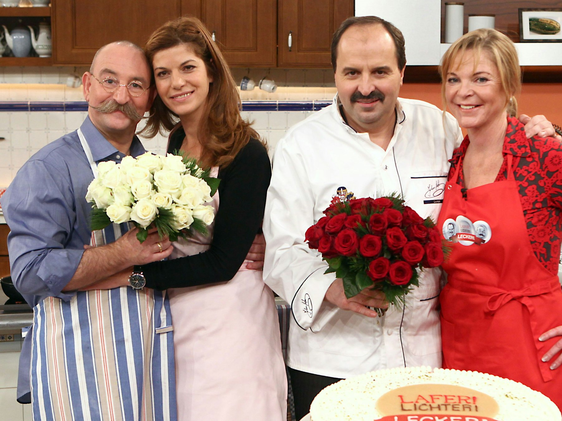 Fernsehkoch Johann Lafer und seine Frau Silvia sowie Horst Lichter nebst Gattin  Nada posieren zum fünfjährigen Jubiläum der Sendung "Lafer Lichter Lecker" im November 2011.