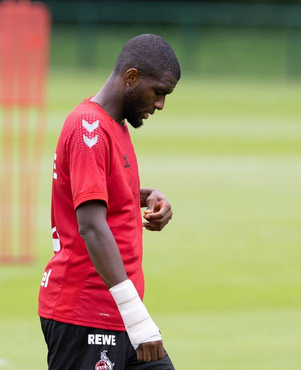 Anthony Modeste geht mit gesenktem Kopf über den Trainingsplatz.