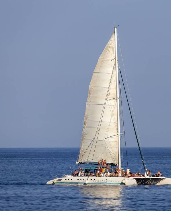 Ein Partyboot vor Cala Rajada auf Mallorca im Juni 2014