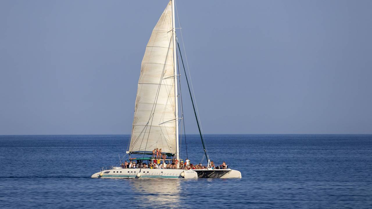 Ein Partyboot vor Cala Rajada auf Mallorca im Juni 2014