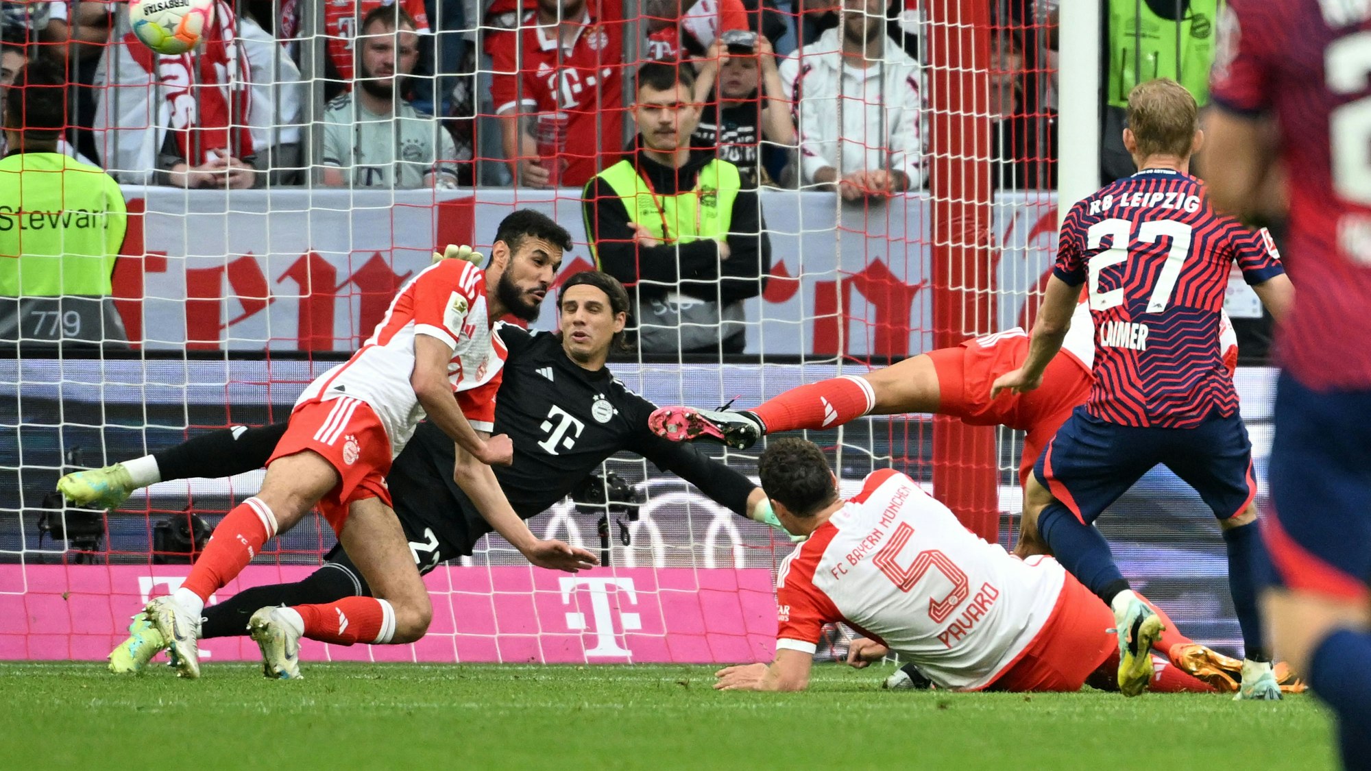 Leipzigs Konrad Laimer schießt, Bayerns Yann Sommer kann den Ball nicht halten.