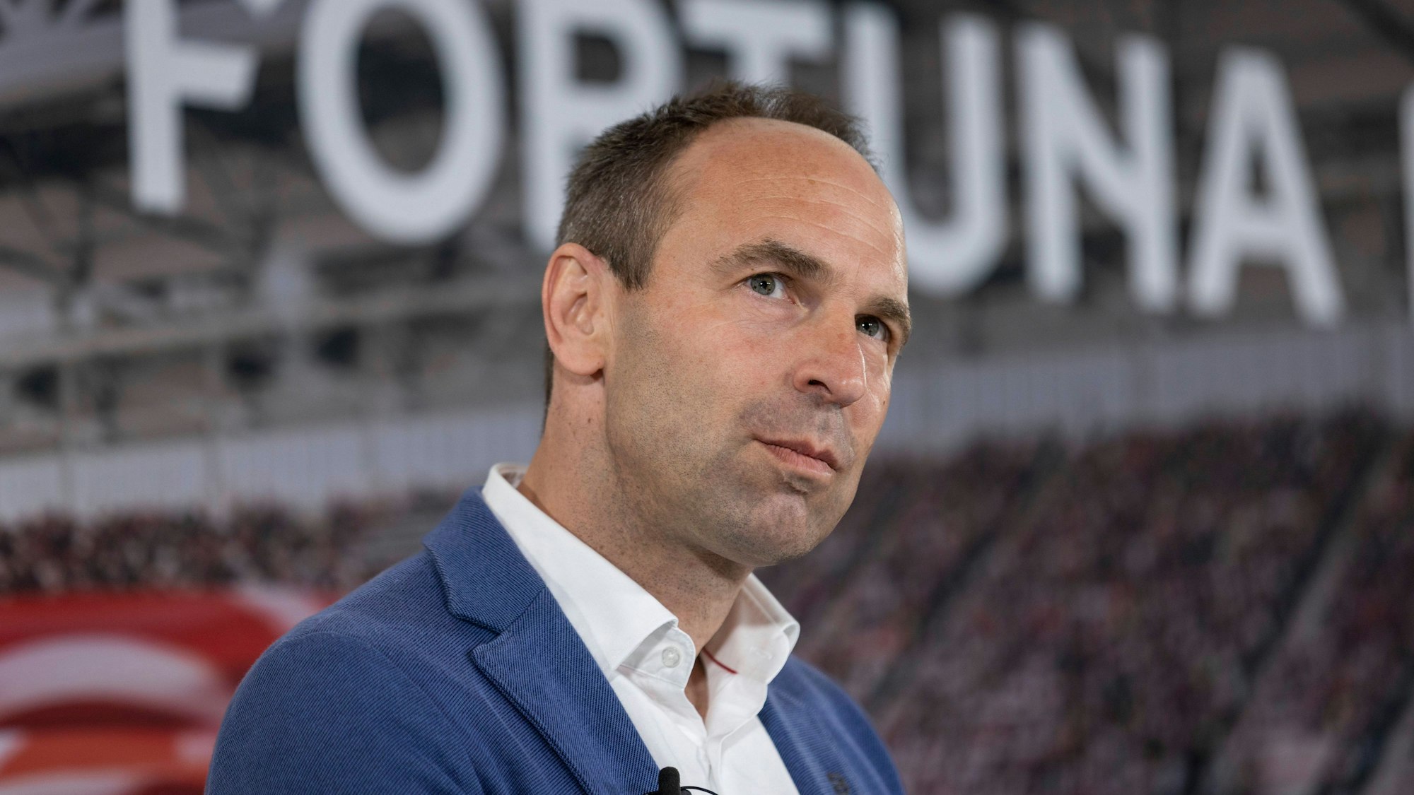 Alexander Jobst blickt bei einer Veranstaltung ins Publikum.