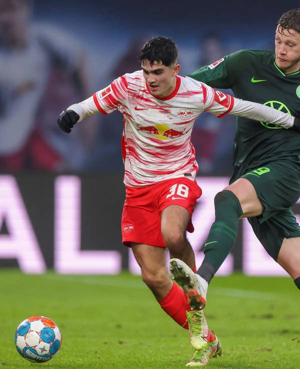 Wout Weghorst bei einem Spiel für den VfL Wolfsburg gegen RB Leipzig im Zweikampf.