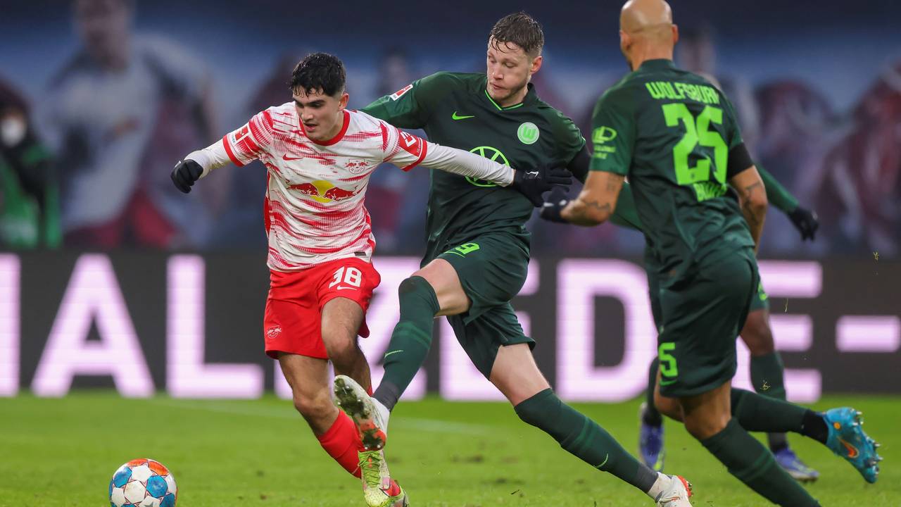 Wout Weghorst bei einem Spiel für den VfL Wolfsburg gegen RB Leipzig im Zweikampf.