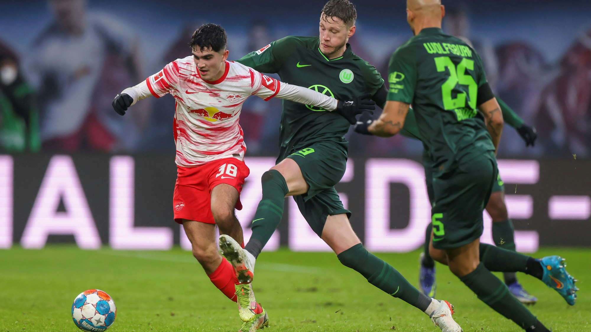 Wout Weghorst bei einem Spiel für den VfL Wolfsburg gegen RB Leipzig im Zweikampf.