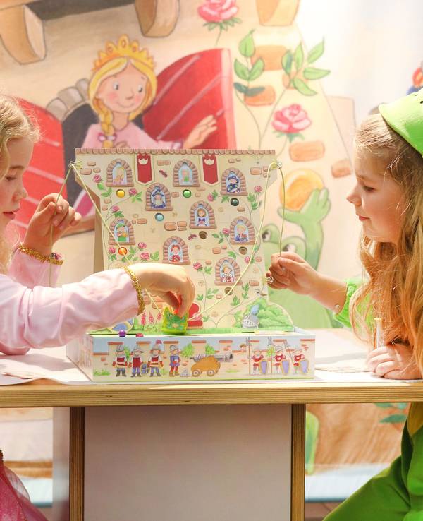 Das Spiel „Burg Kletterfrosch“ von HABA testen auf der Vorschau zur 35. Internationale Spieltage Messe in Essen (Nordrhein-Westfalen) zwei Kinder, hier im Oktober 2017.