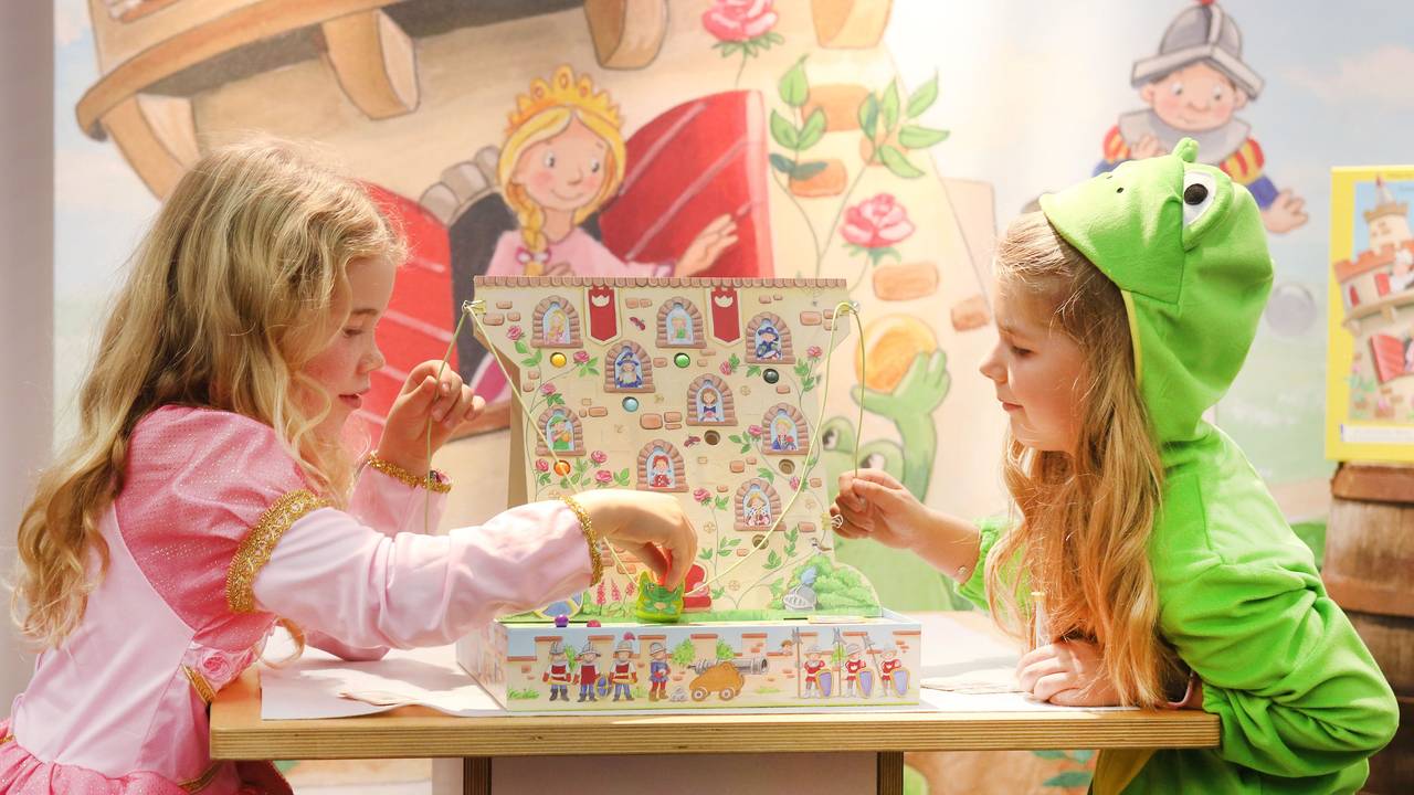 Das Spiel „Burg Kletterfrosch“ von HABA testen auf der Vorschau zur 35. Internationale Spieltage Messe in Essen (Nordrhein-Westfalen) zwei Kinder, hier im Oktober 2017.
