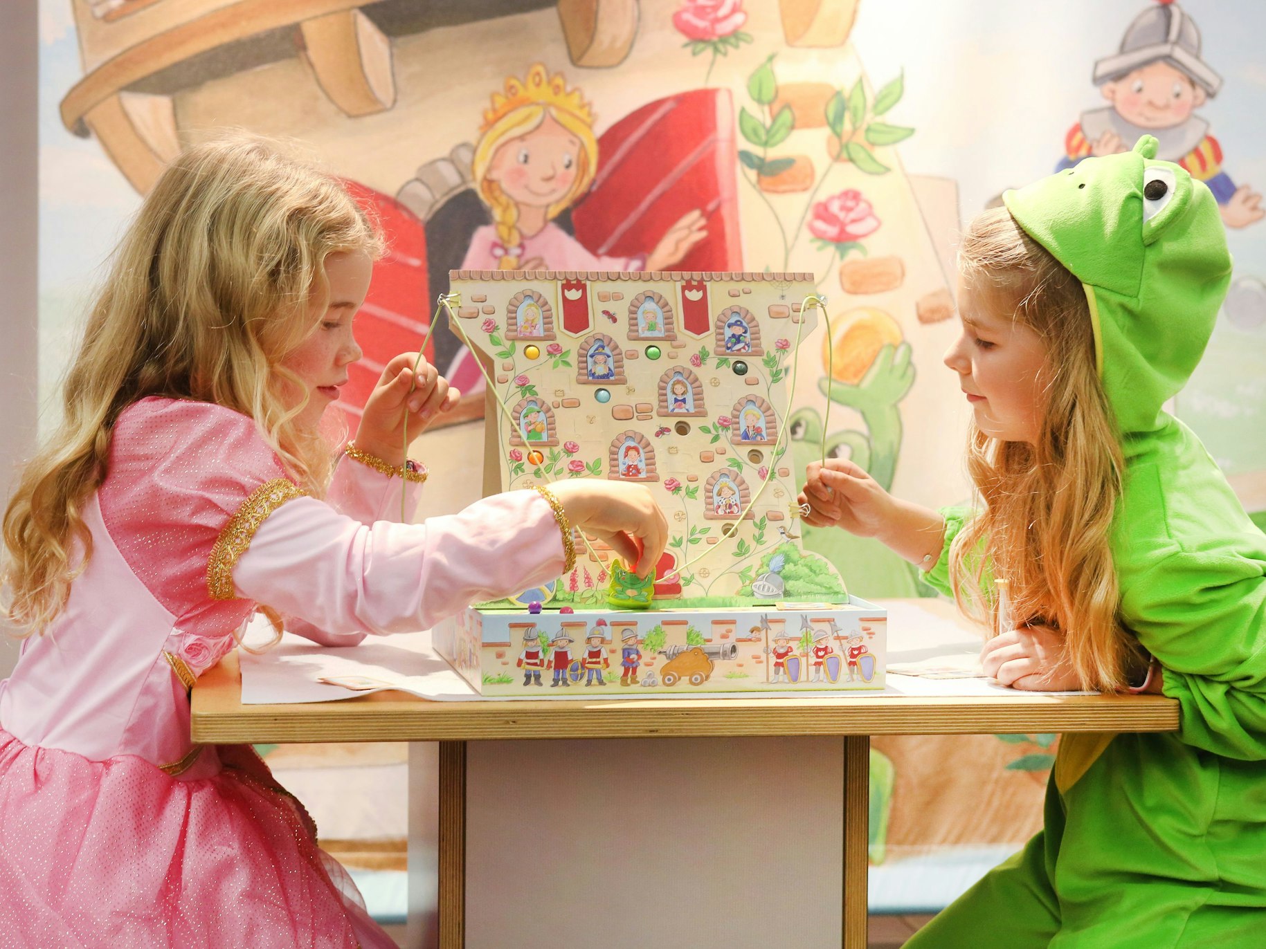 Das Spiel „Burg Kletterfrosch“ von HABA testen auf der Vorschau zur 35. Internationale Spieltage Messe in Essen (Nordrhein-Westfalen) zwei Kinder, hier im Oktober 2017.