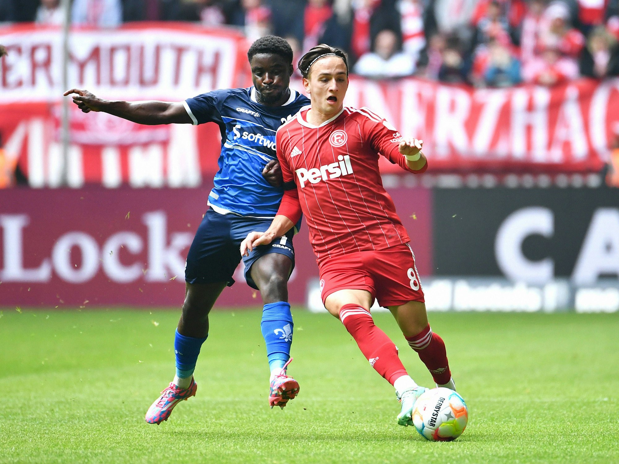 Michal Karbownik im Zweikampf mit Darmstadts Braydon Manu.