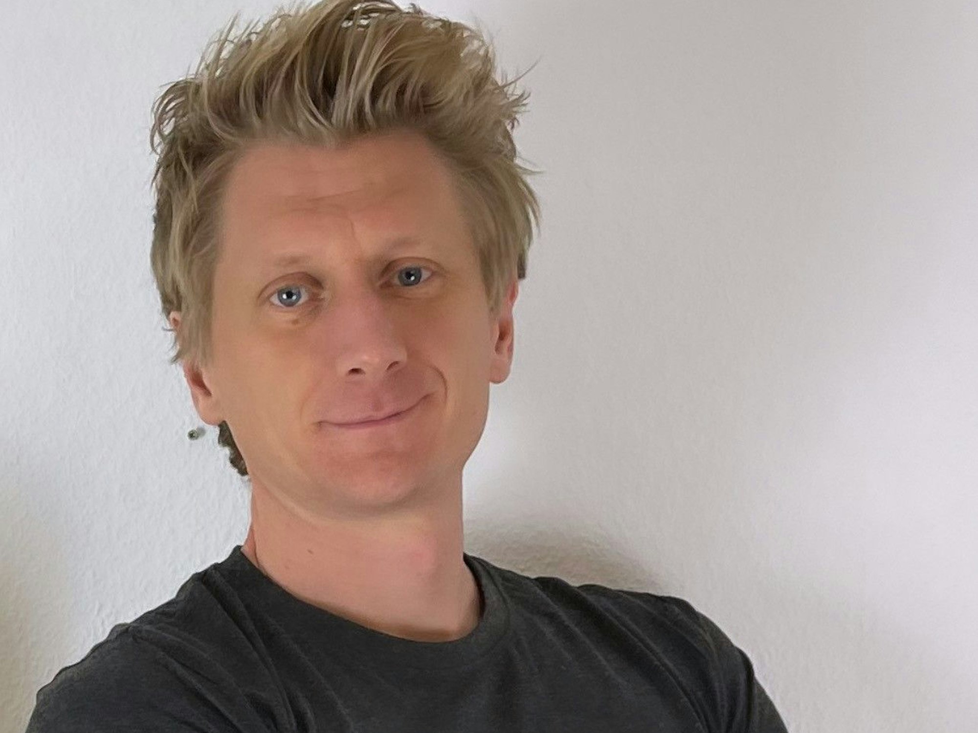 Björn Freitag lächelt in die Kamera.