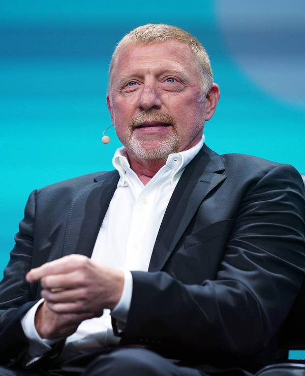 Boris Becker, ehemaliger Tennis-Spieler, sitzt auf der Bühne der Digital-Messe OMR in den Messehallen.