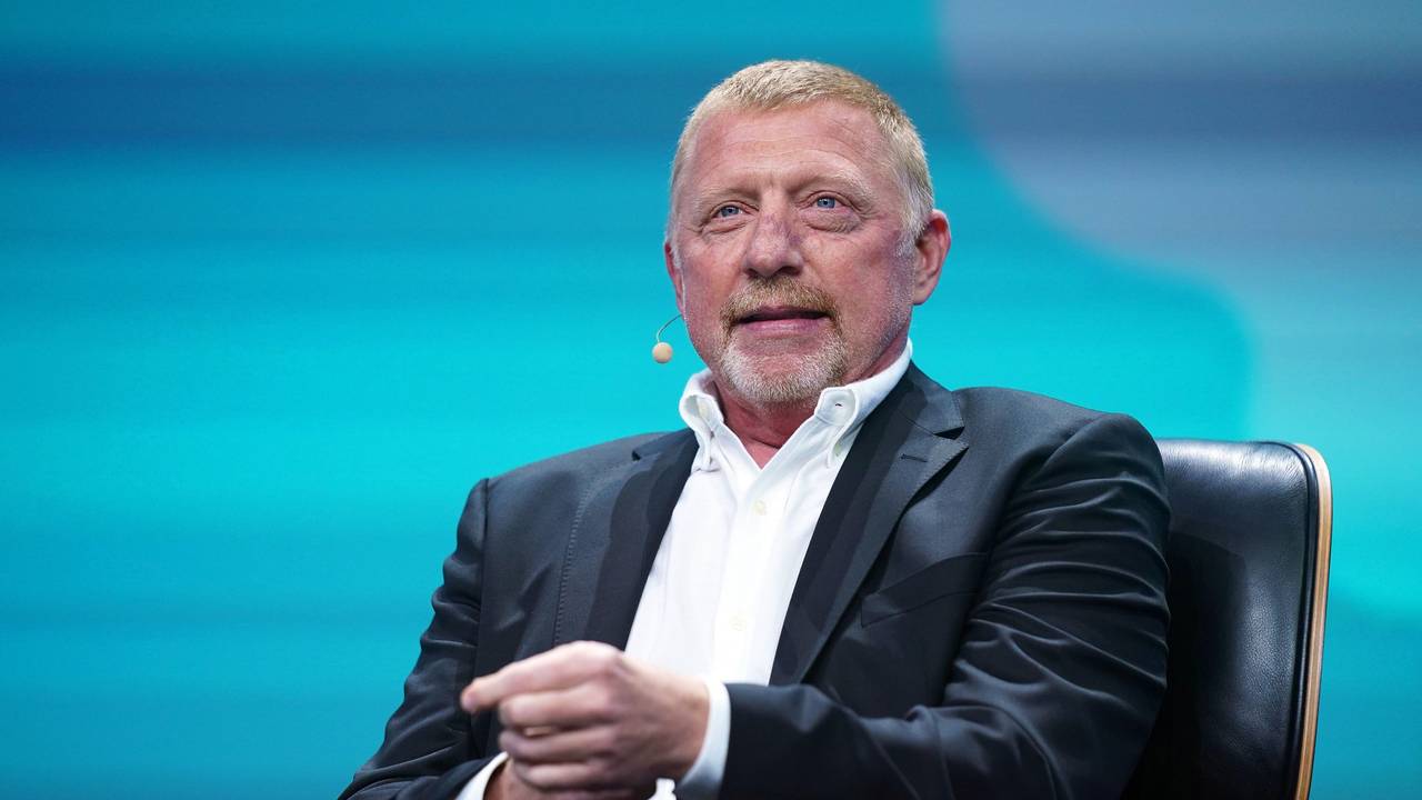 Boris Becker, ehemaliger Tennis-Spieler, sitzt auf der Bühne der Digital-Messe OMR in den Messehallen.