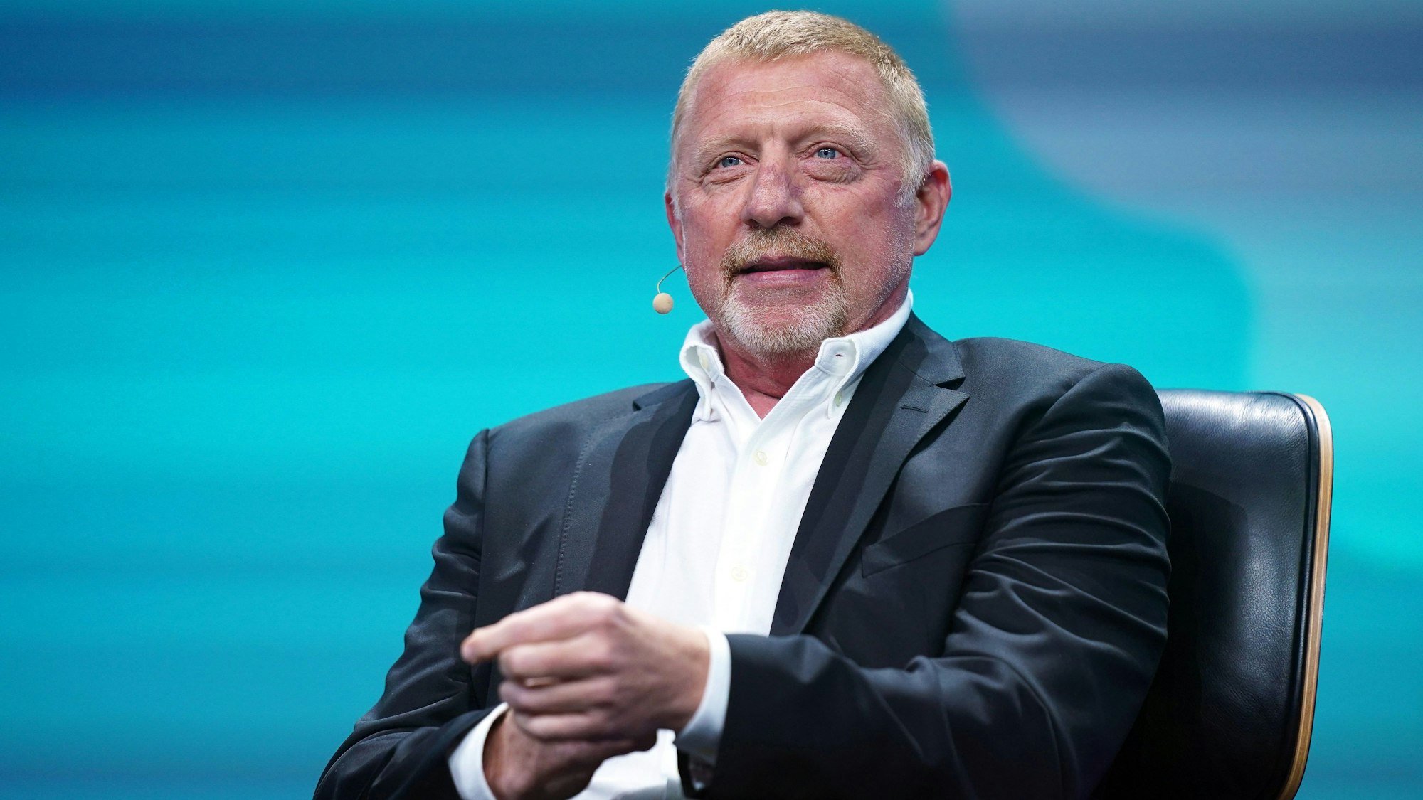 Boris Becker, ehemaliger Tennis-Spieler, sitzt auf der Bühne der Digital-Messe OMR in den Messehallen.