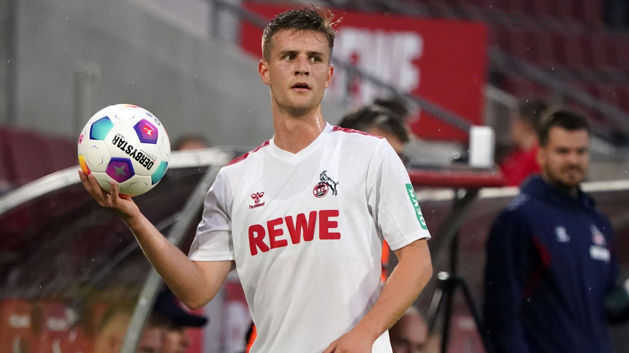Rasmus Carstensen hält den Ball bei seinem ersten Spiel für den 1. FC Köln vor einem Einwurf in der Hand.