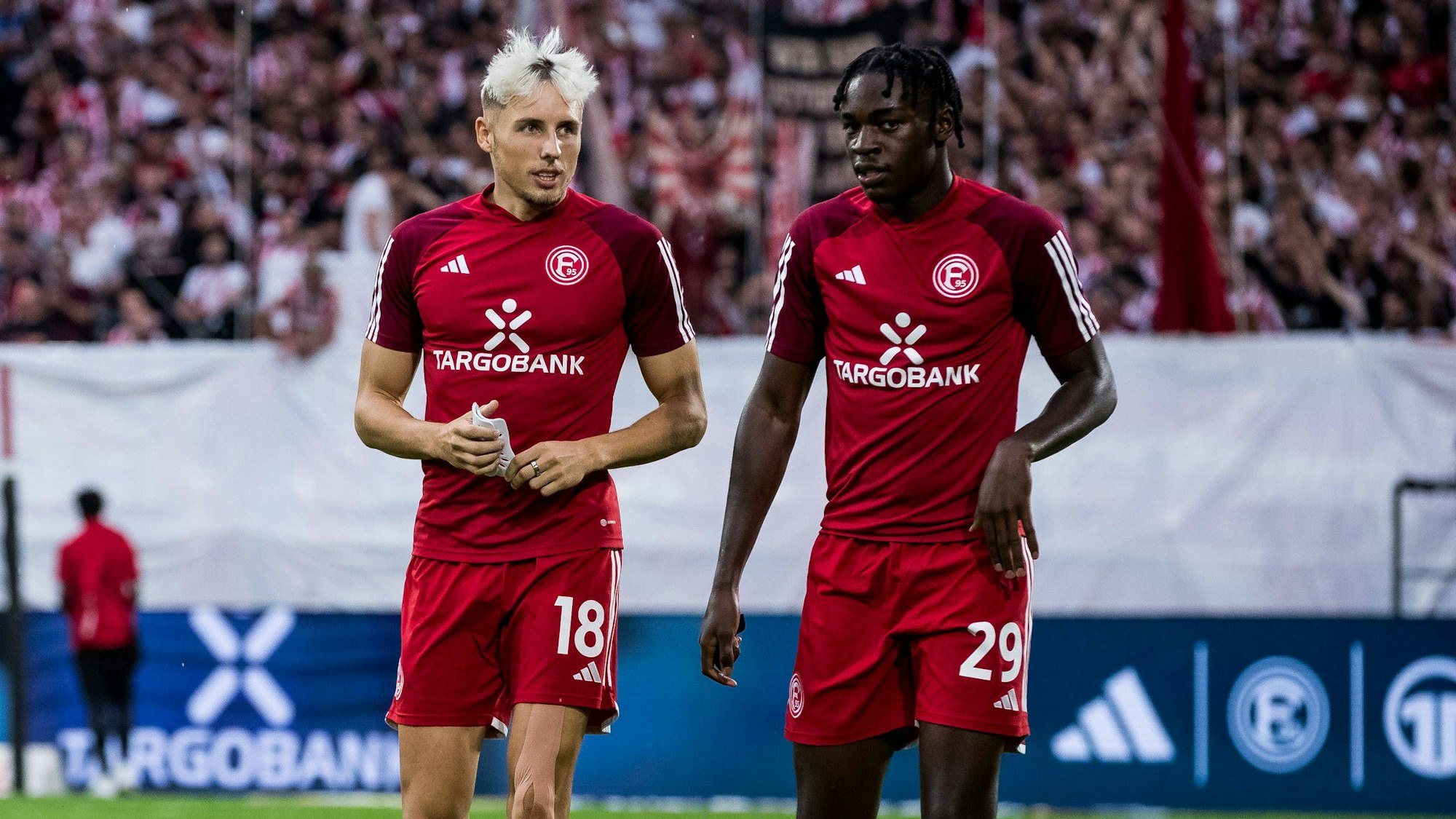 Jona Niemiec und Elione Fernandes sprechen auf dem Platz nach dem Spiel gegen Hertha BSC.